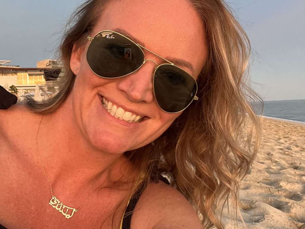 Lindsay Nieminen wearing arabic gold necklace
